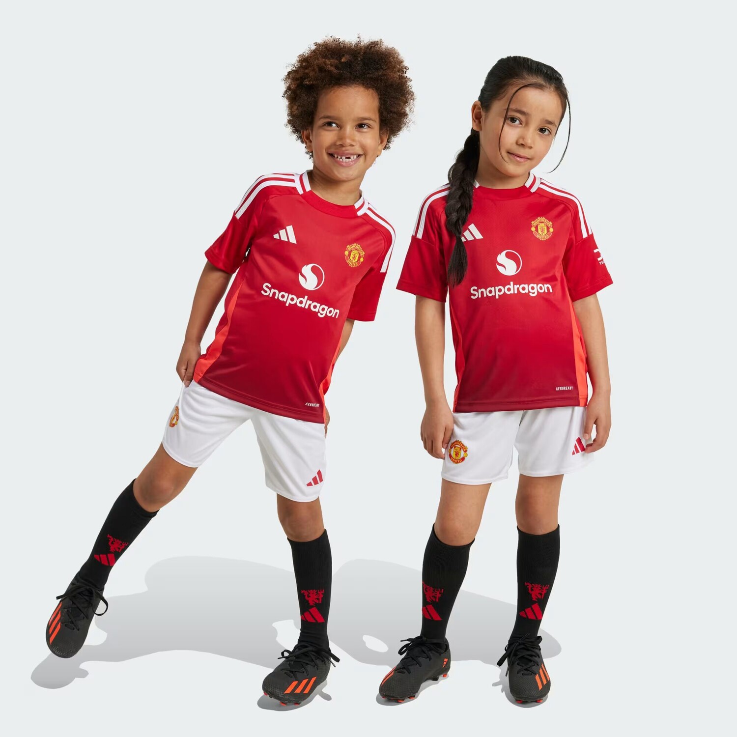

Домашняя мини-форма Манчестер Юнайтед 24/25, детская Adidas, Mufc Red