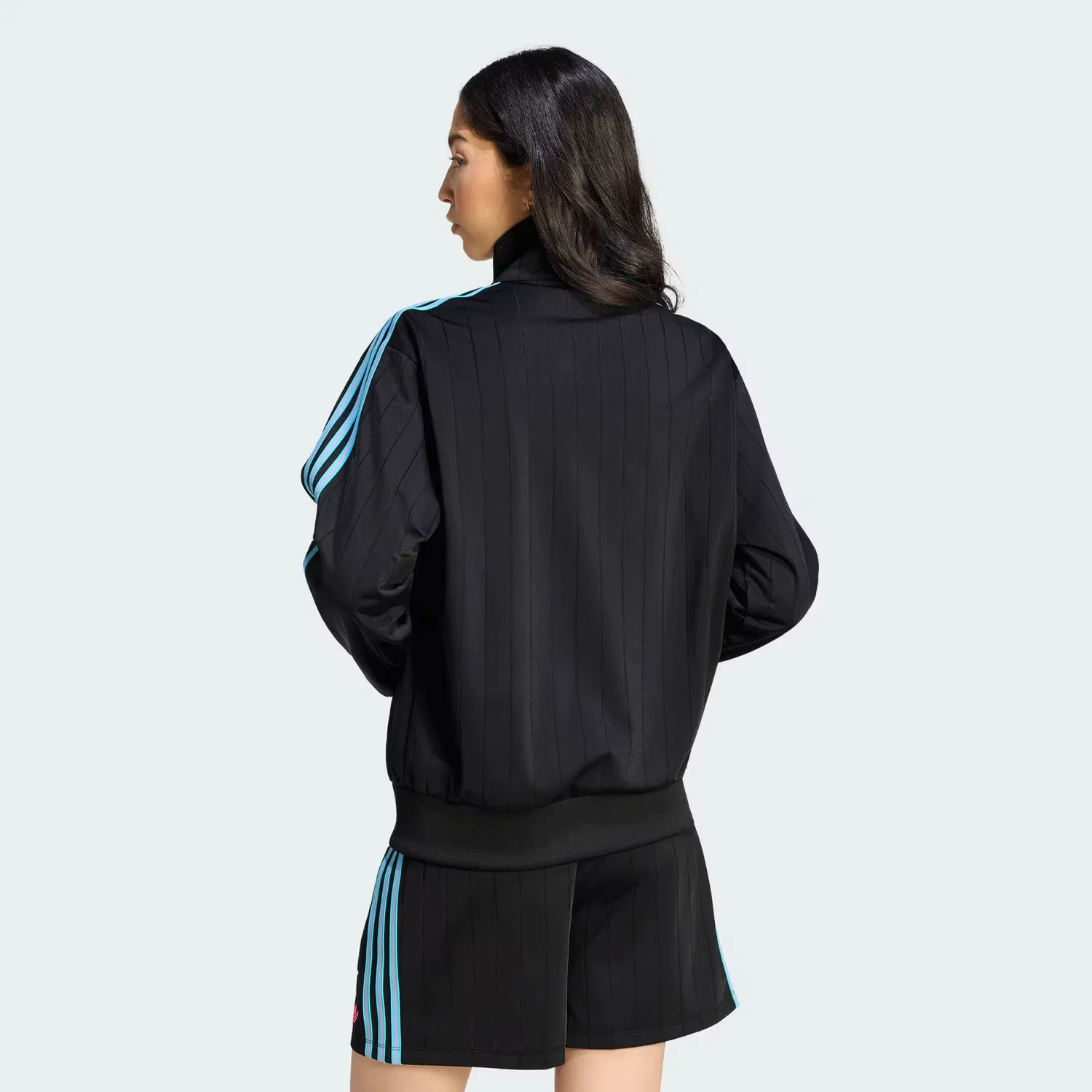 Женская спортивная куртка свободного кроя с принтом в тонкую полоску Pinstripe Firebird Adidas Originals, черный/розовый/синий — фото 2
