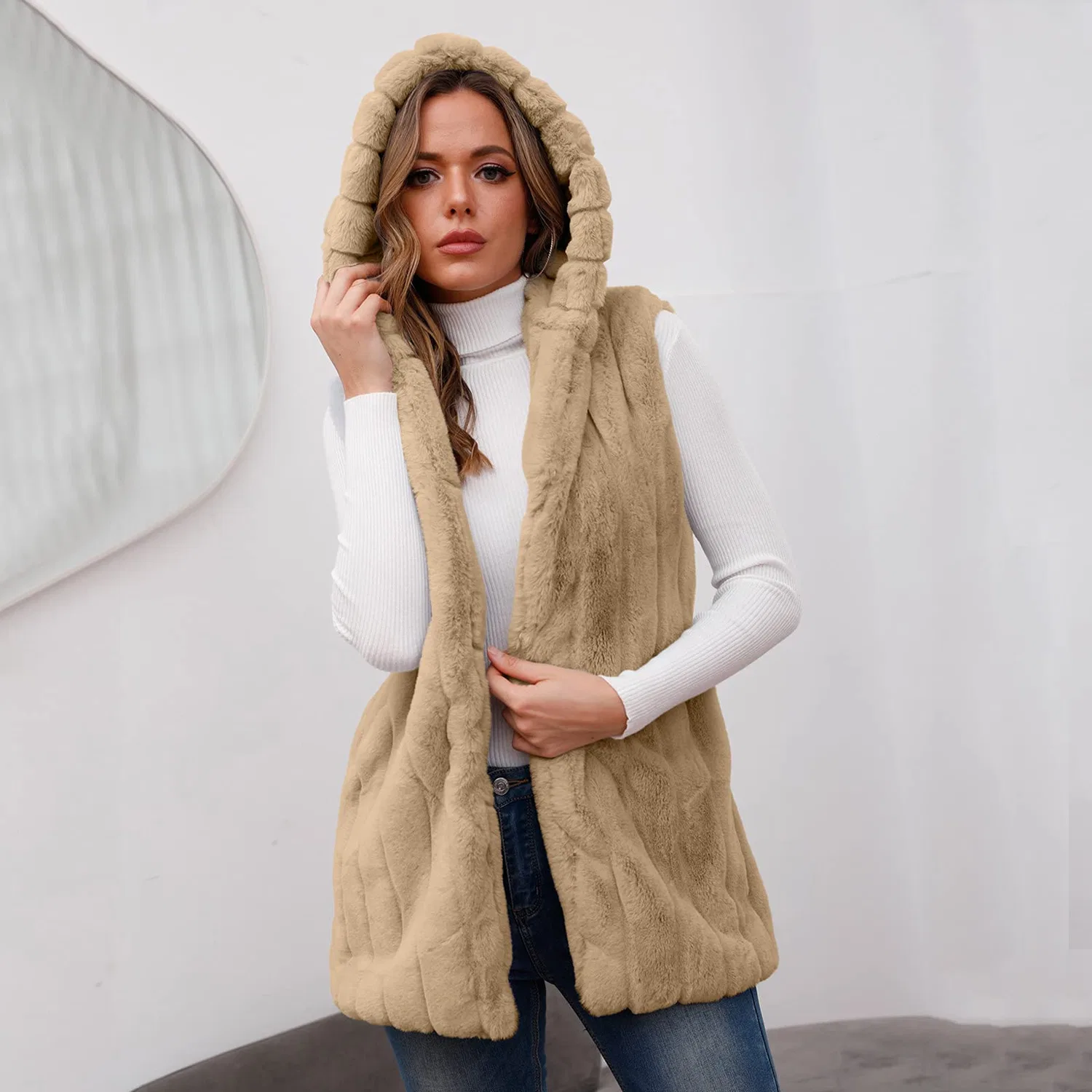 Женский жилет из искусственного меха с капюшоном, beige — фото 4