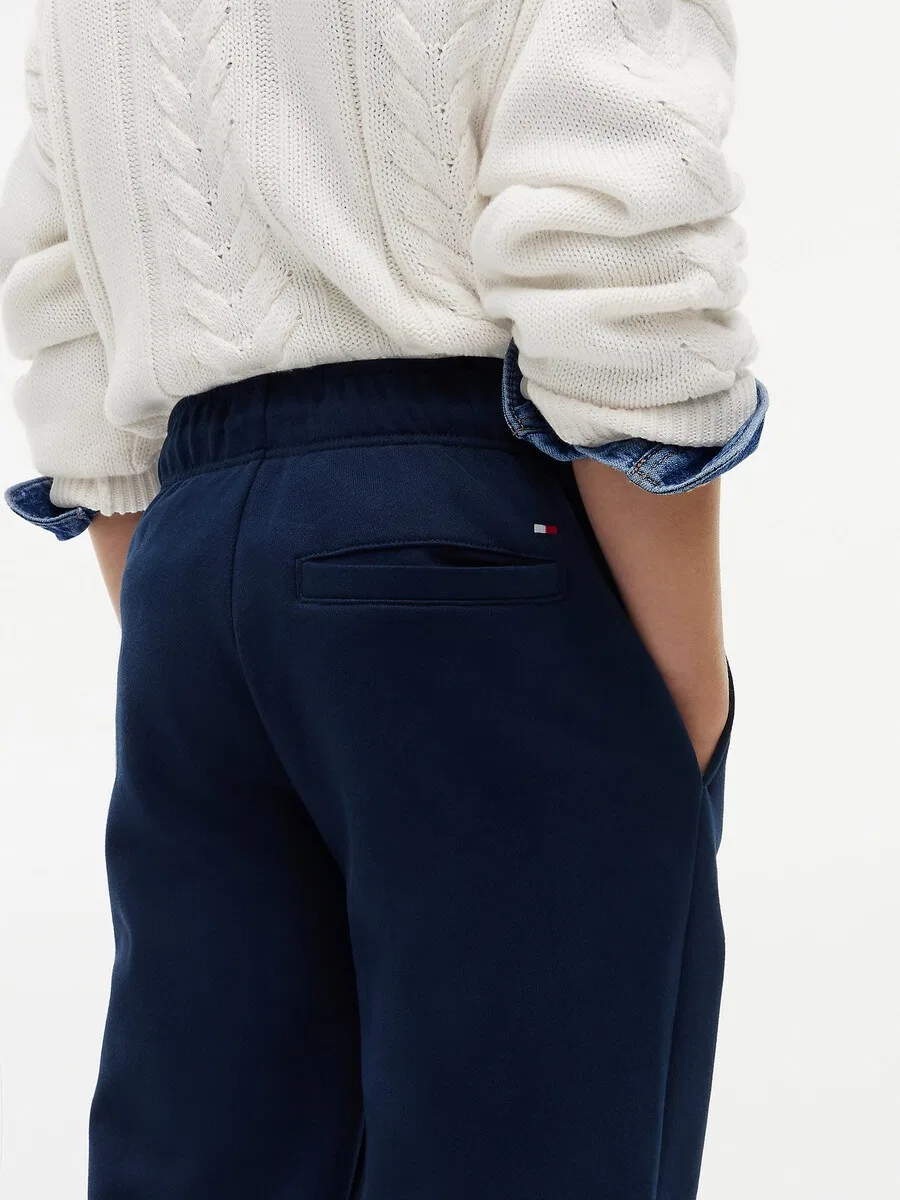Зауженные брюки TOMMY HILFIGER 'Brand Love' в цвете Night Blue — фото 3