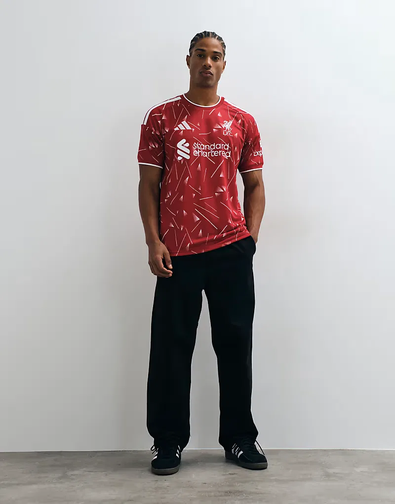 Домашняя футболка Ливерпуля от Adidas сезона 26/27, красно-белая — фото 2