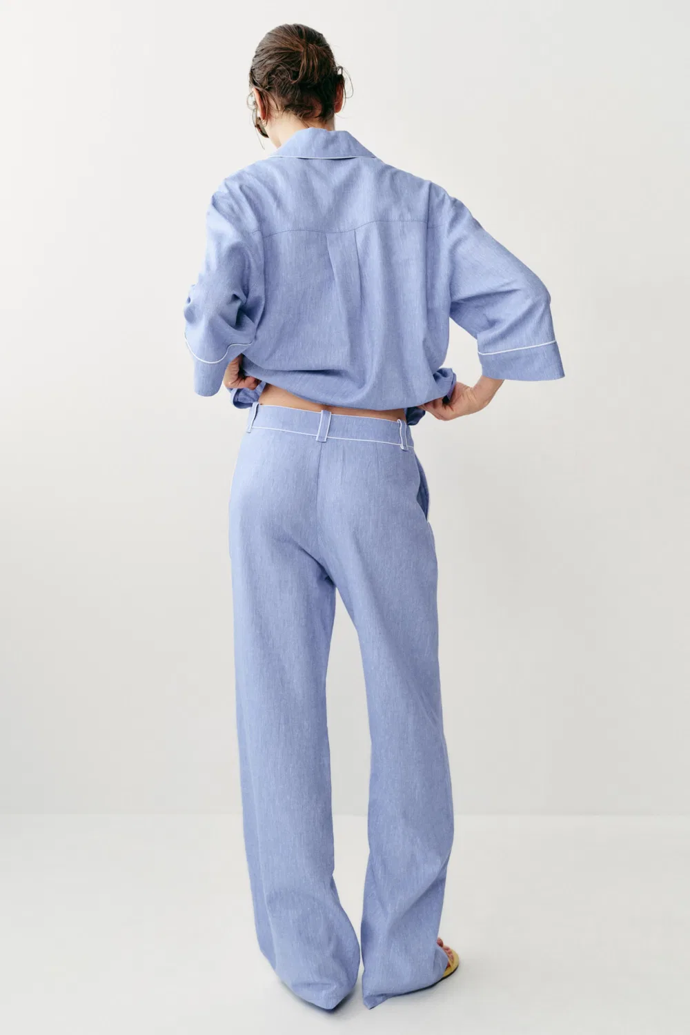 Брюки с льняной отделкой и контрастными вставками ZARA, Light Blue — фото 4