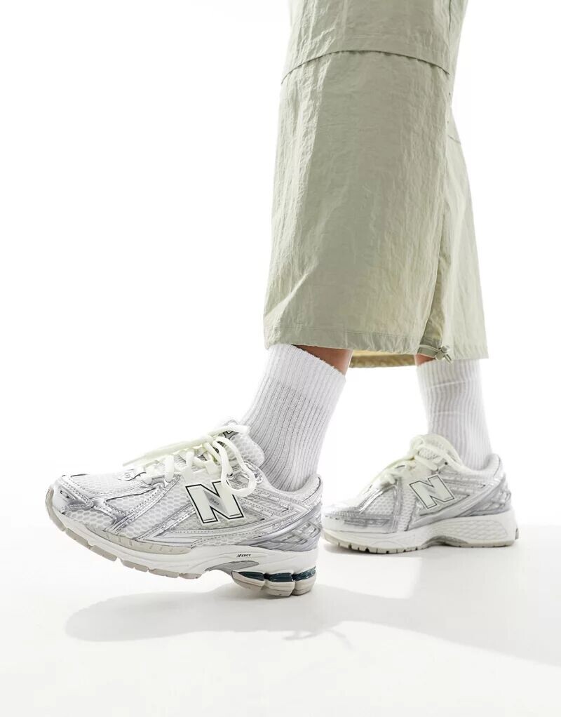 Кроссовки New Balance 1906 серебристого цвета с эффектом металлик — фото 3