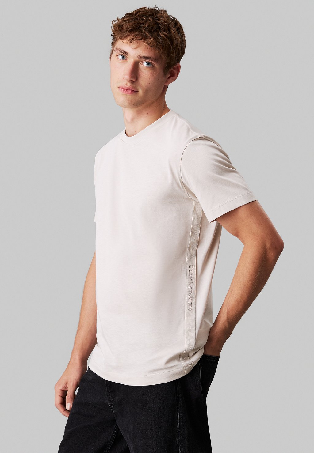 

Базовая футболка Calvin Klein Jeans, молочный