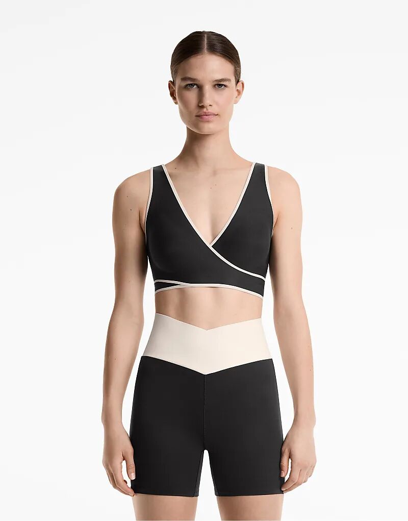 

Спортивный бюстгальтер средней поддержки Oysho Perfect-adapt Crossover черного цвета