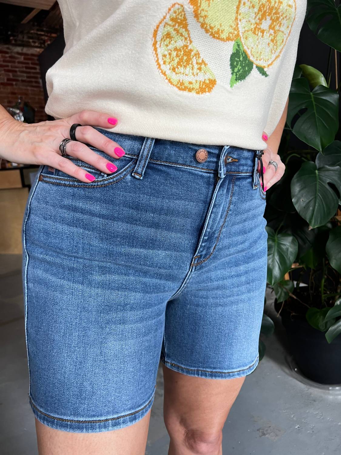 

Шорты с двумя пуговицами в среднем оттенке денима Judy Blue, Mid Wash