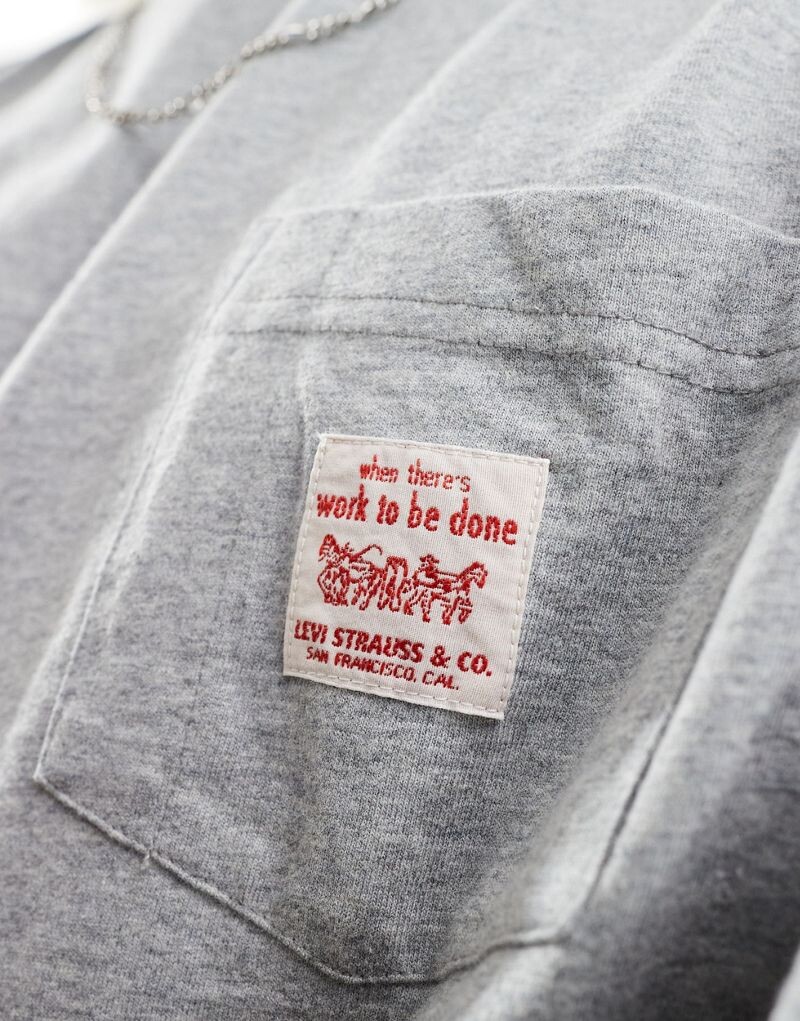 Levi's - Большая серая футболка с карманом меланжевого цвета — фото 2