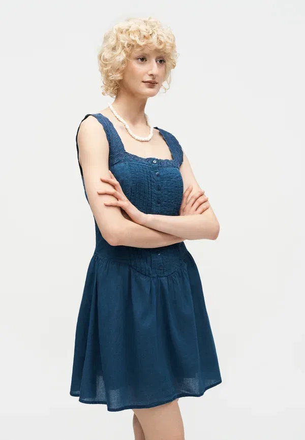 Платье-рубашка Pintuck dropwaist dress day dress Gap, голубой деним — фото 4