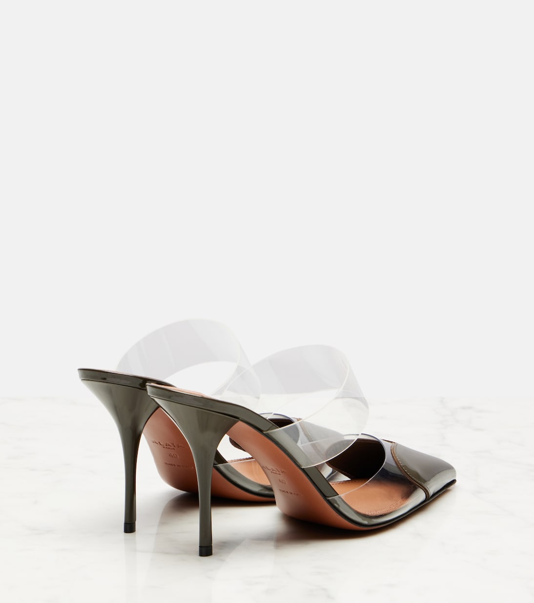 Кожаные шлёпанцы Cœur 90 с отделкой из лаковой кожи Alaïa, Kaki — фото 2