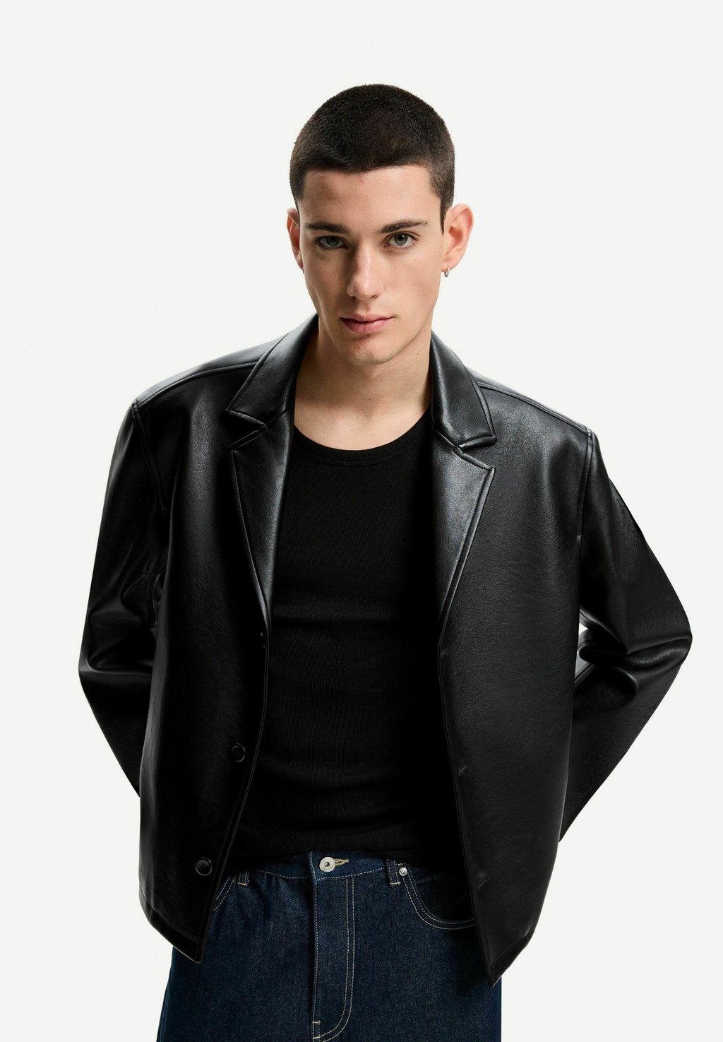 

Пиджак-блейзер EFFECT CROPPED - Faux leather jacket Bershka, черный