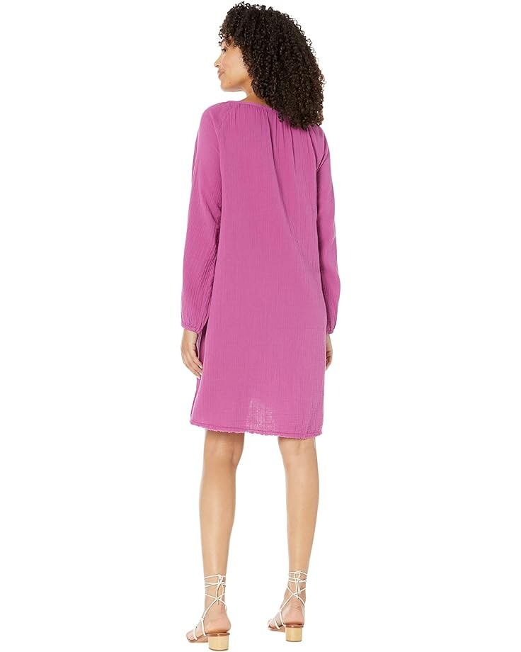 

Платье Mod-o-doc Double Layer Gauze 3/4 Shirred Sleeve Notch Neck Dress, цвет Purple Aura