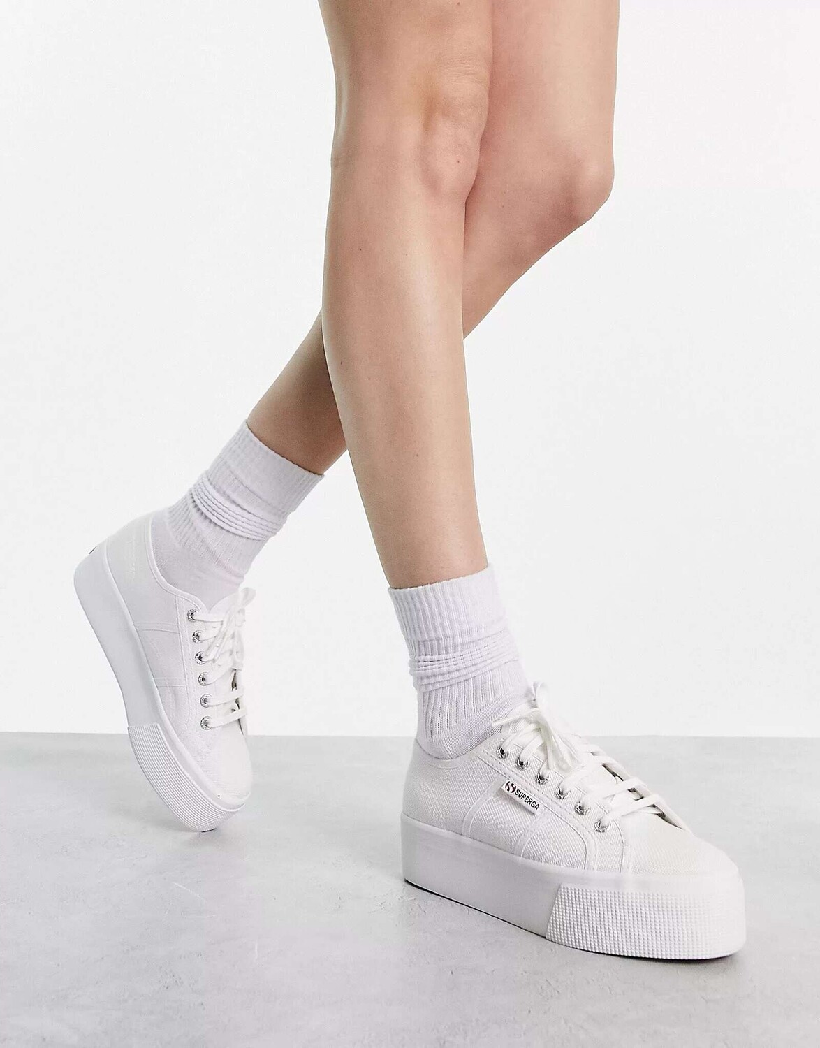 Белые кроссовки на платформе Superga 2790