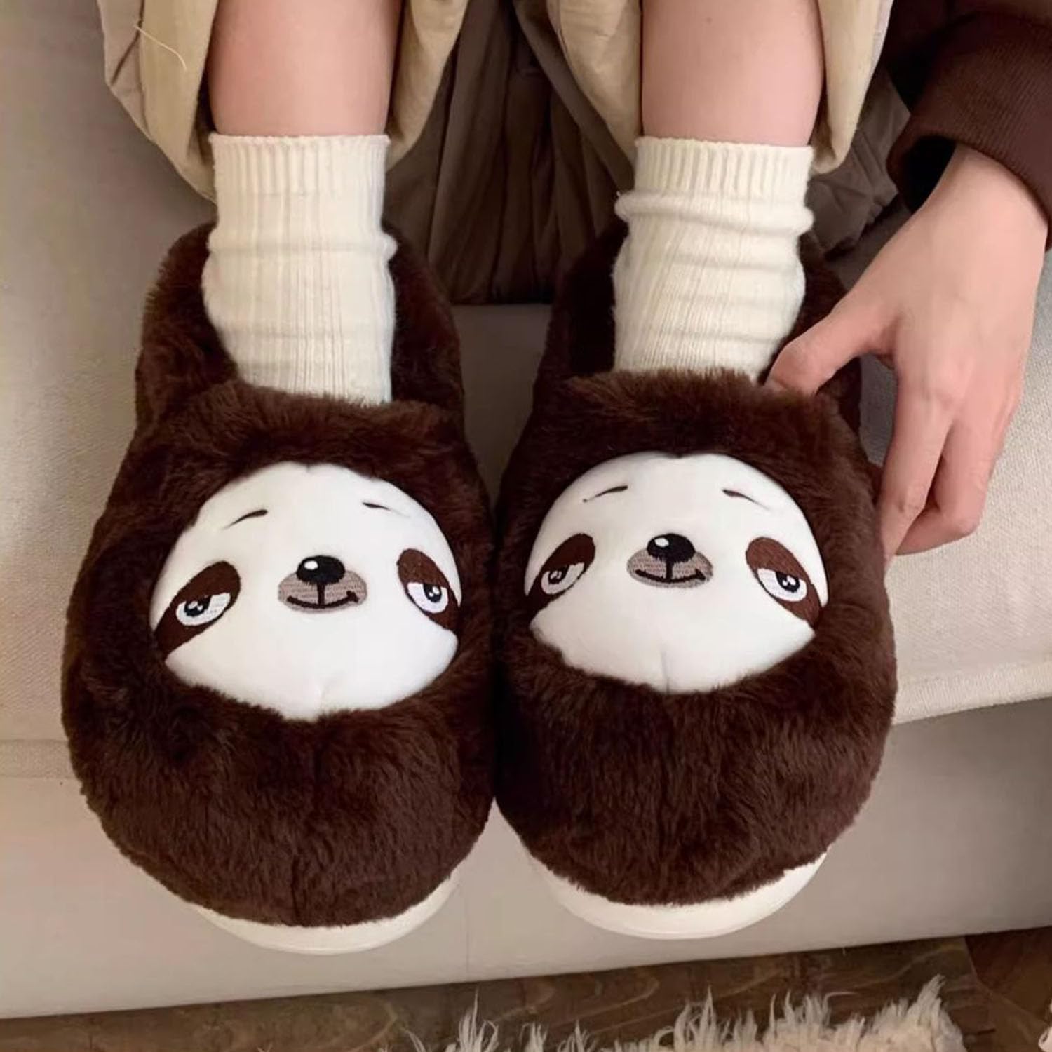 Тапочки Jfxgjuv Koala, милые плюшевые тапочки в виде животных для женщин и мужчин: носорог, енот, ленивец, пингвин, панда, кот. Мягкие тапочки с эффектом памяти, теплые и пушистые для зимы, для дома и улицы, Brown Sloth — фото 2
