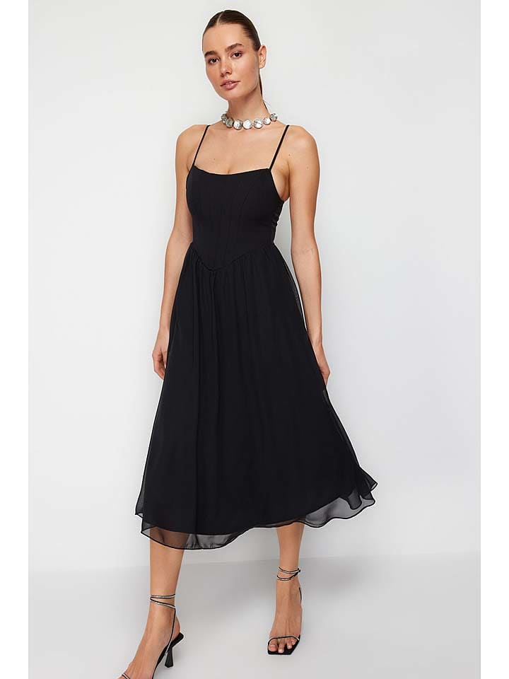 

Платье до колена trendyol Kleid, черный