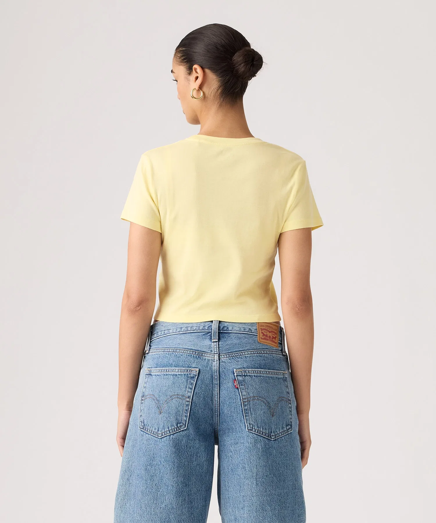 Женская футболка Levi's Graphic Essential спортивная жёлтая — фото 2