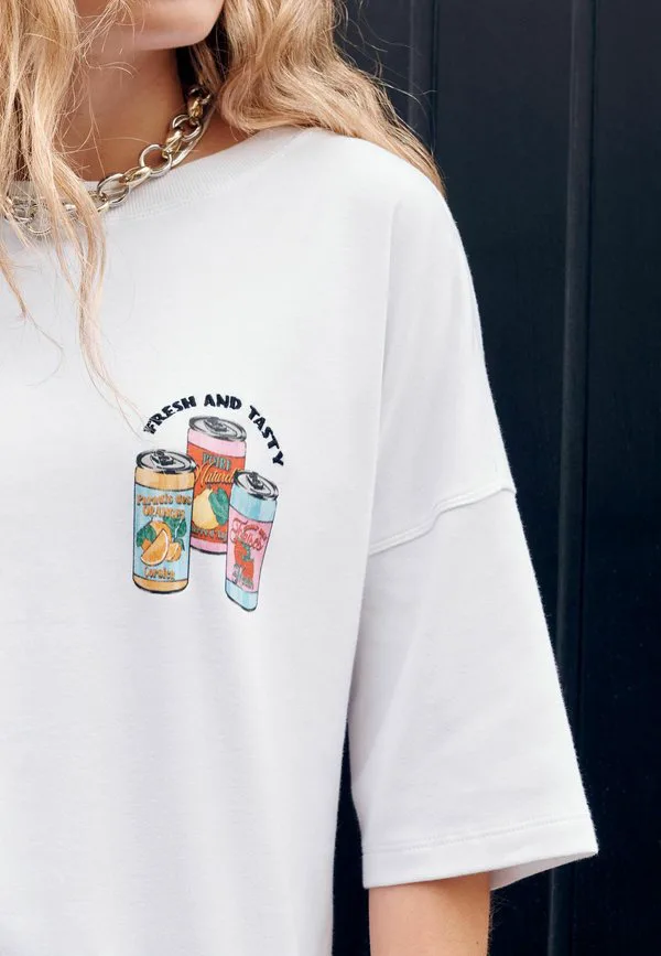 

Футболка с коротким рукавом и круглым вырезом, с принтом в виде банок с напитками, укороченного кроя. Next, White, Белый, Футболка с коротким рукавом и круглым вырезом, с принтом в виде банок с напитками, укороченного кроя. Next, White