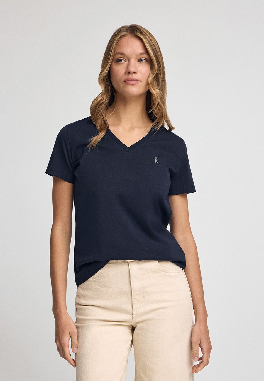 

Футболка Polo Club SHORT SLEEVE V NECK REGULAR FIT SS SF VN 2025 RIGBY GO, Navy/Dark Blue, Синий, Футболка Polo Club SHORT SLEEVE V NECK REGULAR FIT SS SF VN 2025 RIGBY GO, Navy/Dark Blue