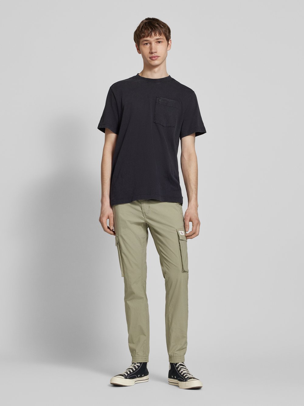 

Узкие брюки-карго с нашивкой-лейблом Calvin Klein Jeans, серо-коричневый