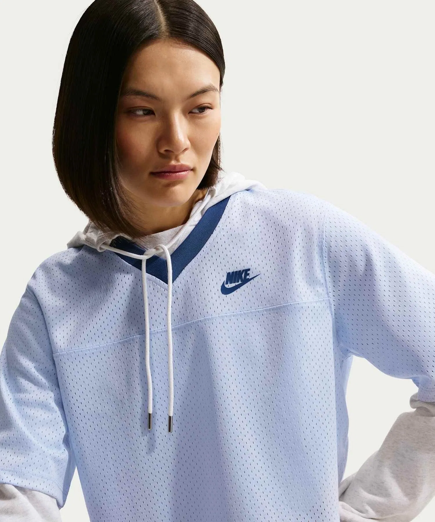 Женская укороченная футболка Nike Sportswear из сетки голубая — фото 3
