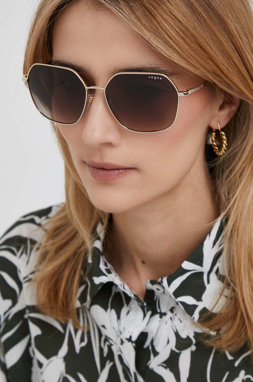 

Солнцезащитные очки VOGUE, золотой