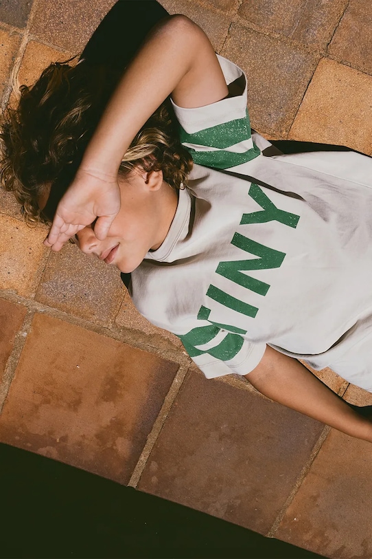 

Детская хлопковая футболка STRIPES LOGO TEE Tinycottons, бежевый