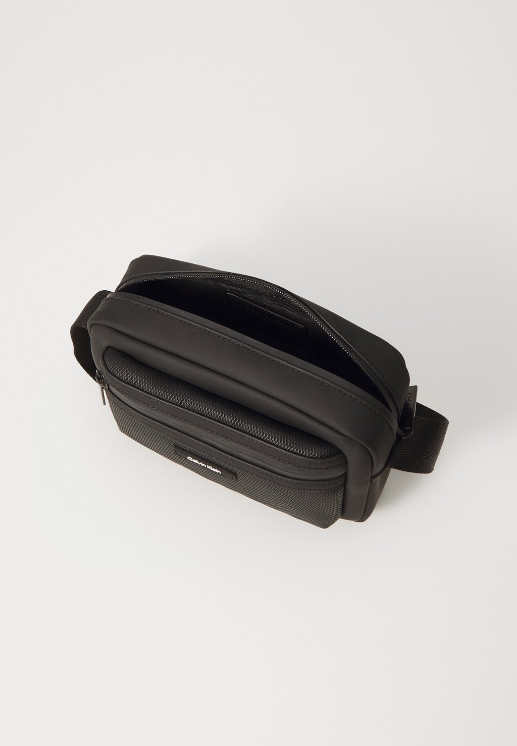 

Сумка через плечо ESSENTIAL CAMERA BAG Calvin Klein, черный