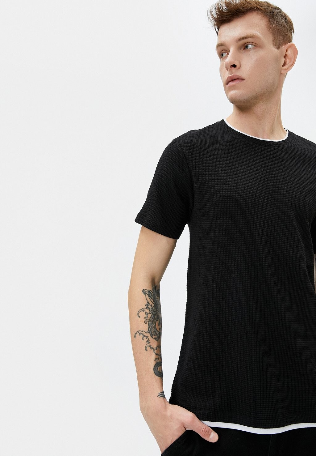 

Базовая футболка CLOTH DETAIL CREW NECK TEXTURED Koton, черный