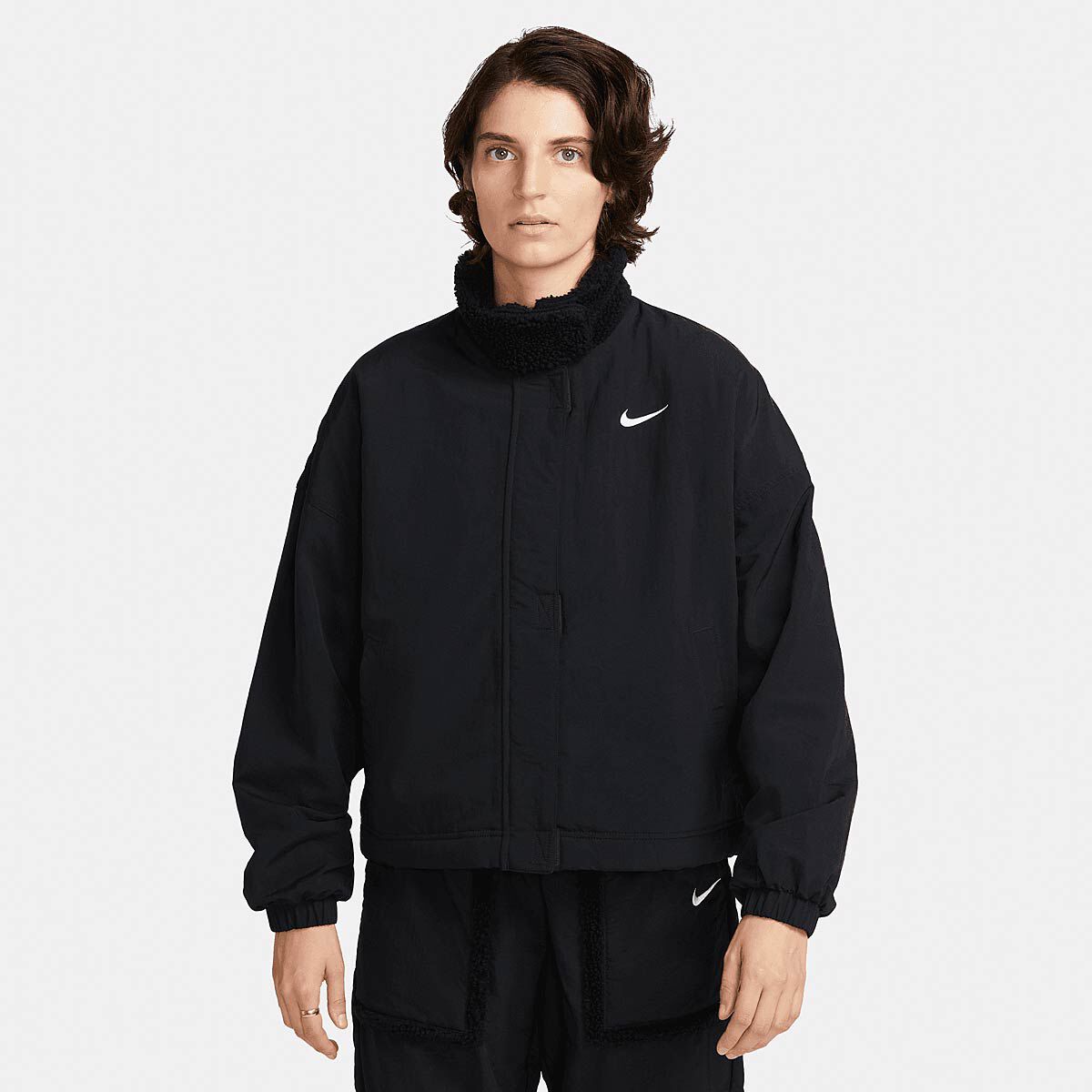 

Куртка W NSW ESSNTIAL WOVEN SHERPA LINED JACKET Nike, цвет Schwarz/Schwarz/Weiß