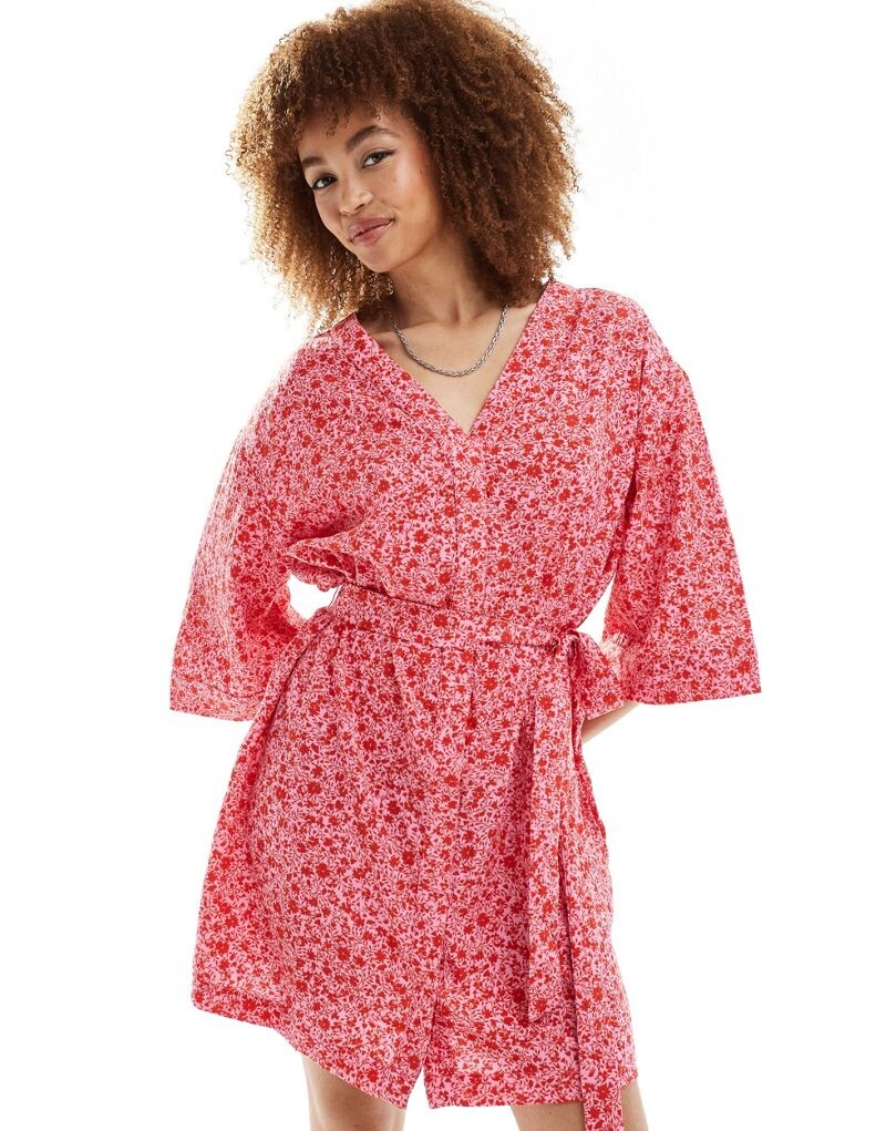 

Красное платье мини с запахом и поясом Monki