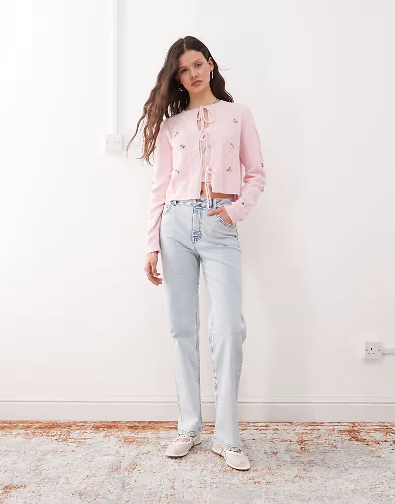 

Джинсы прямого кроя Miss Selfridge с карманом в форме сердца, выбеленные холодным отбеливателем