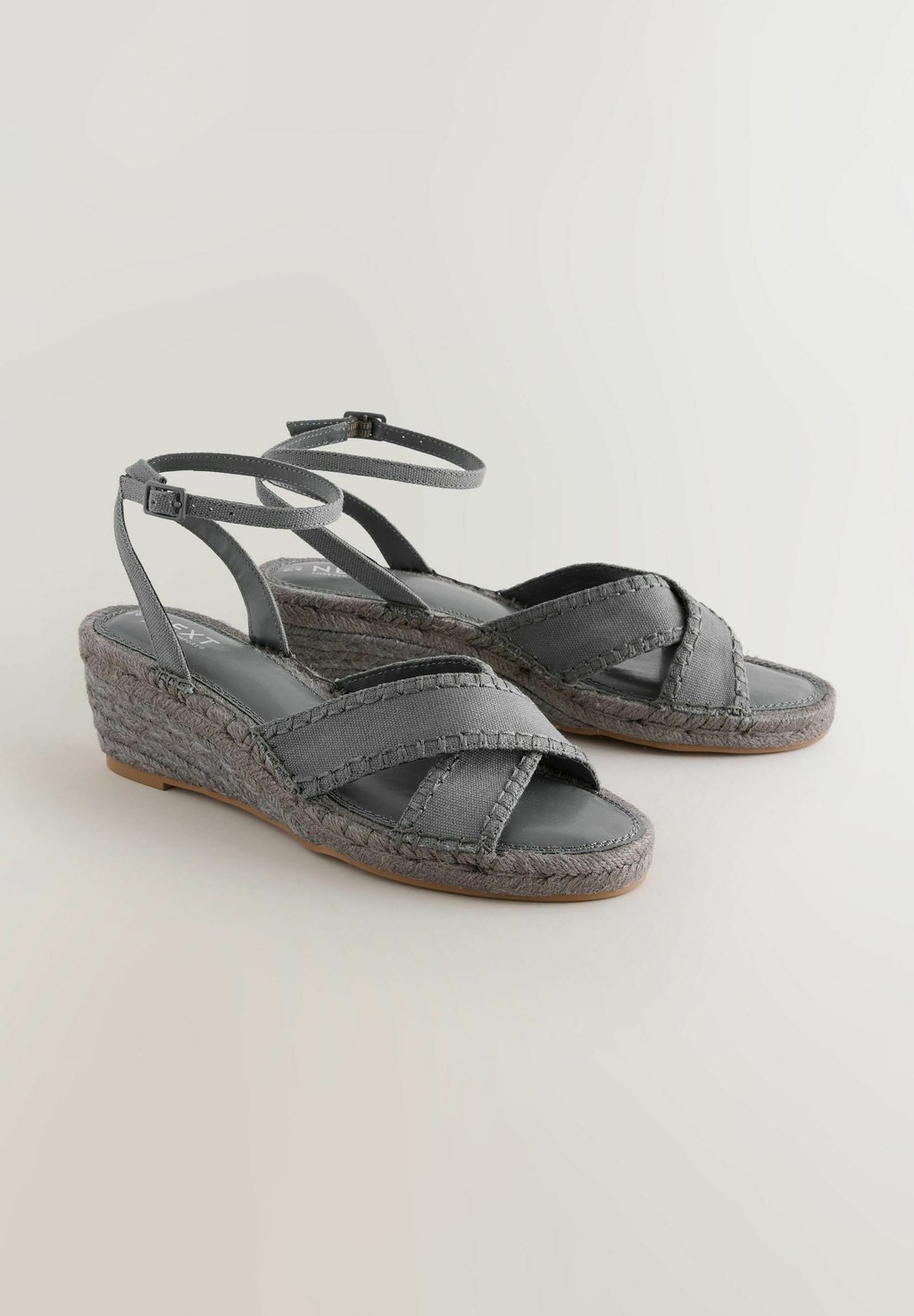 Босоножки на танкетке REGULAR FIT - FOREVER COMFORT CROSS-OVER - Espadrilles Next, пятнистый серый — фото 2
