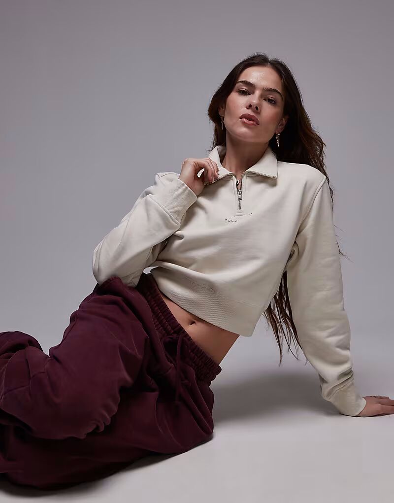 

Укороченная толстовка Tommy Jeans с молнией 1/4 цвета «бежевый»