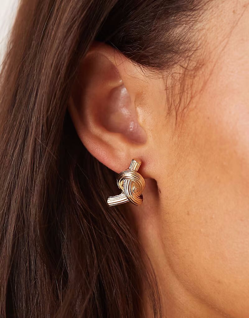 

Серьги-гвоздики с закрученным узлом в золотистом оттенке Asos Design