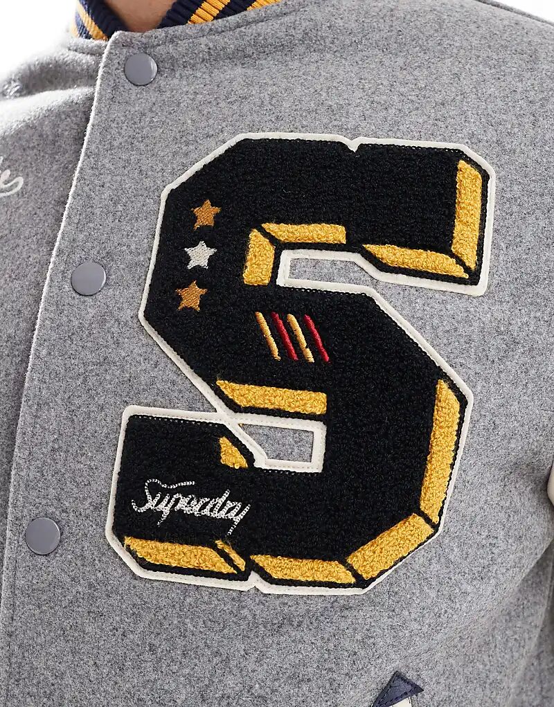 Куртка-бомбер Superdry College с заплатками серого меланжевого цвета — фото 4