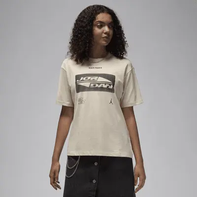 

Футболка Jordan Women's Graphic Girlfriend T-Shirt, цвет Legend Light Brown/Black