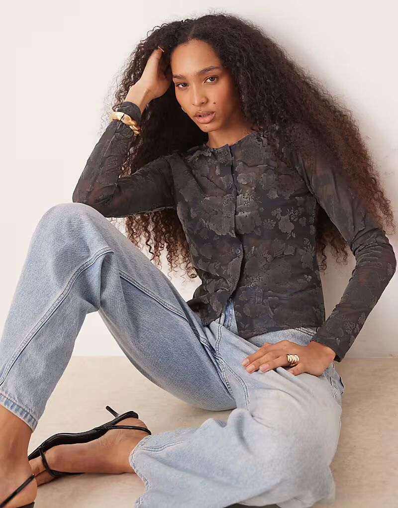 

Топ из сетчатого флока с цветочным узором ASOS DESIGN на пуговицах, прозрачный, в цвете «бензиново-голубой»