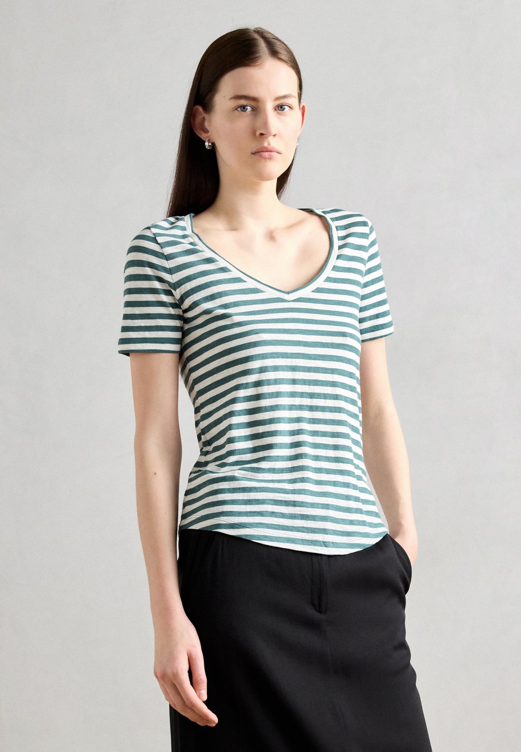 

Футболка с принтом SHORT SLEEVE V NECK STRIPED Marc O'Polo, темно-зеленый