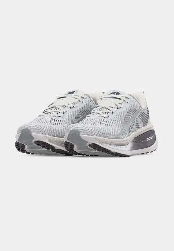 Кроссовки для бега по шоссе Nike Performance Vomero 18, белый с серебристым, черным и светло-бежевым — фото 3