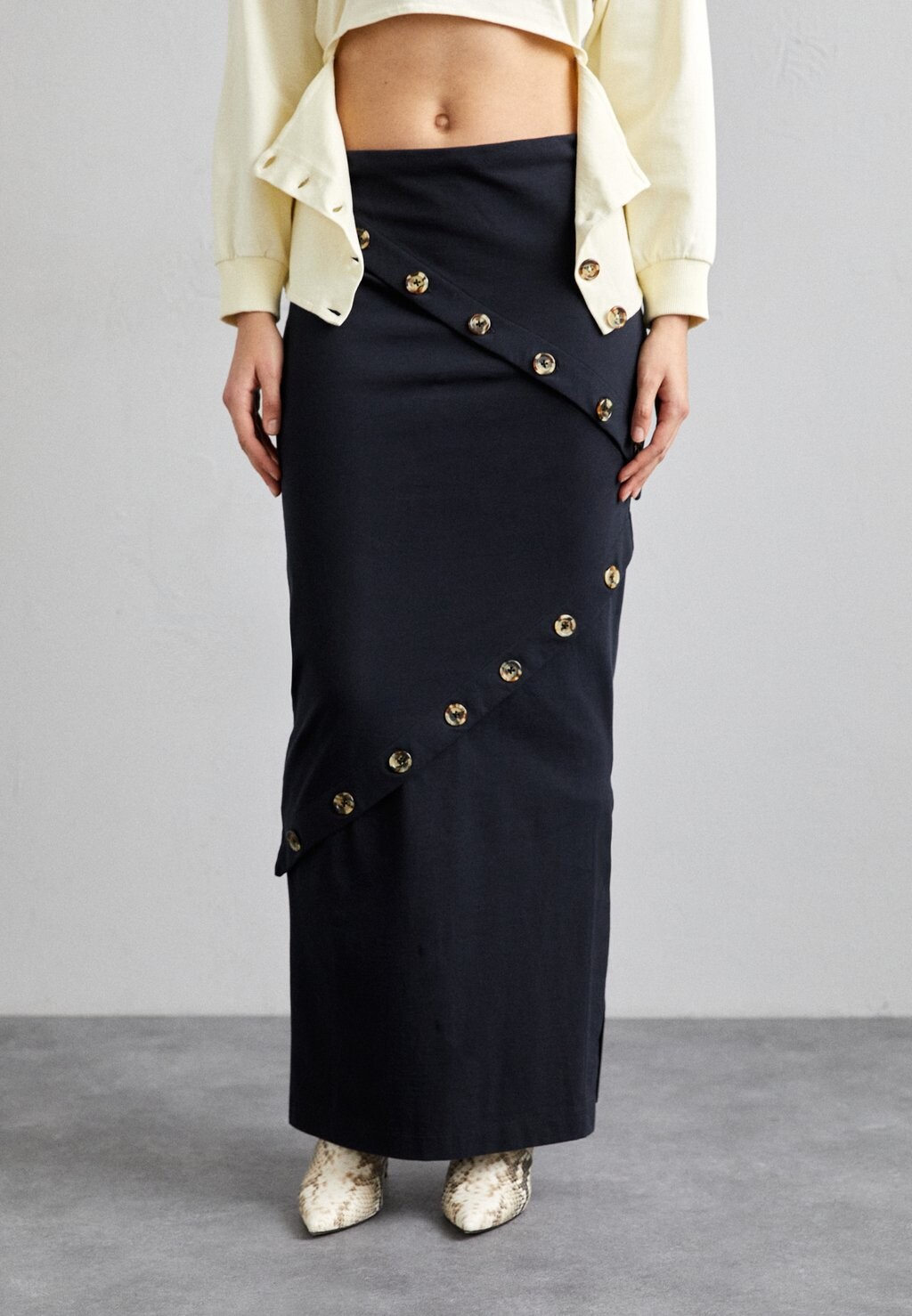

Юбка длинная Skirt With Multi Button Closure A.W.A.K.E. MODE, черный