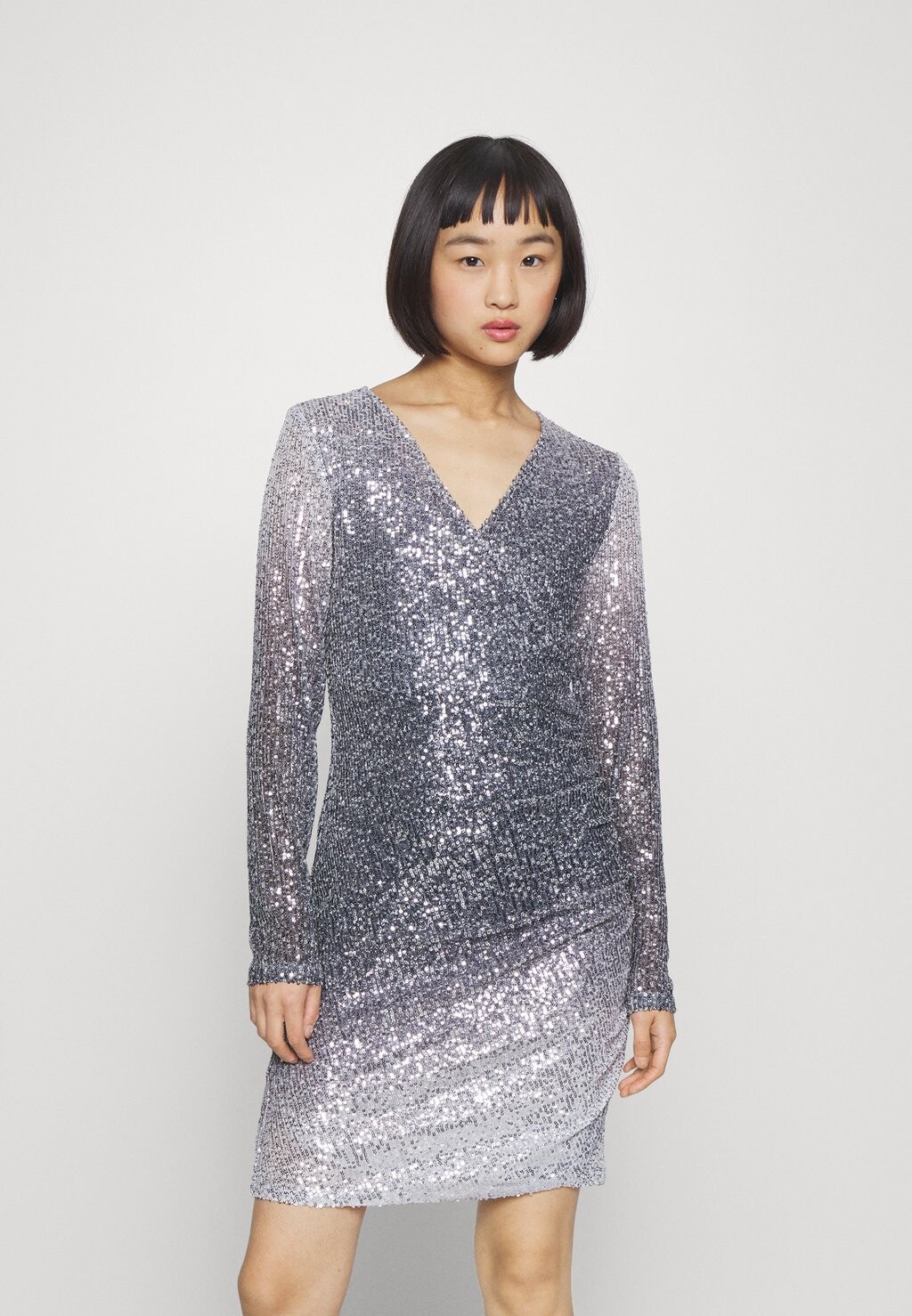 

Элегантное платье PCDELPHIA NEW WRAP DRESS Pieces Petite, магнит/градиент, серебристые пайетки