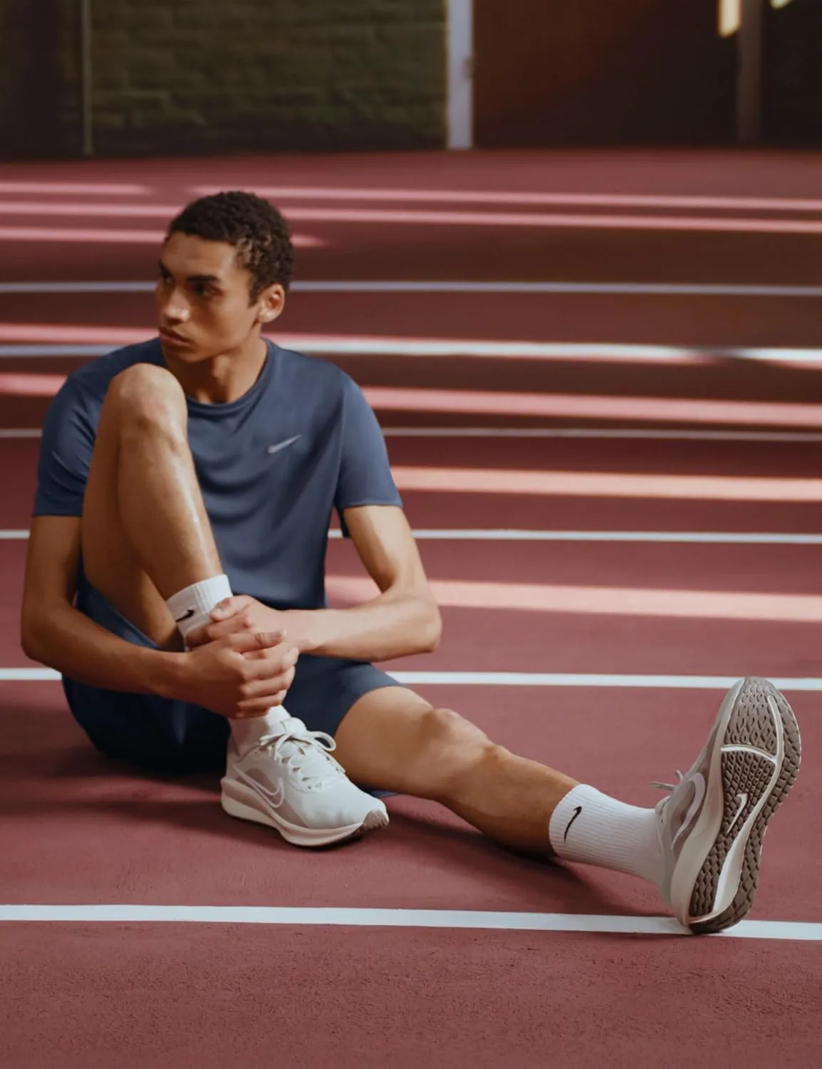 Мужские беговые кроссовки Nike Downshifter 13 FD6454 для бега по шоссе, белый — фото 2
