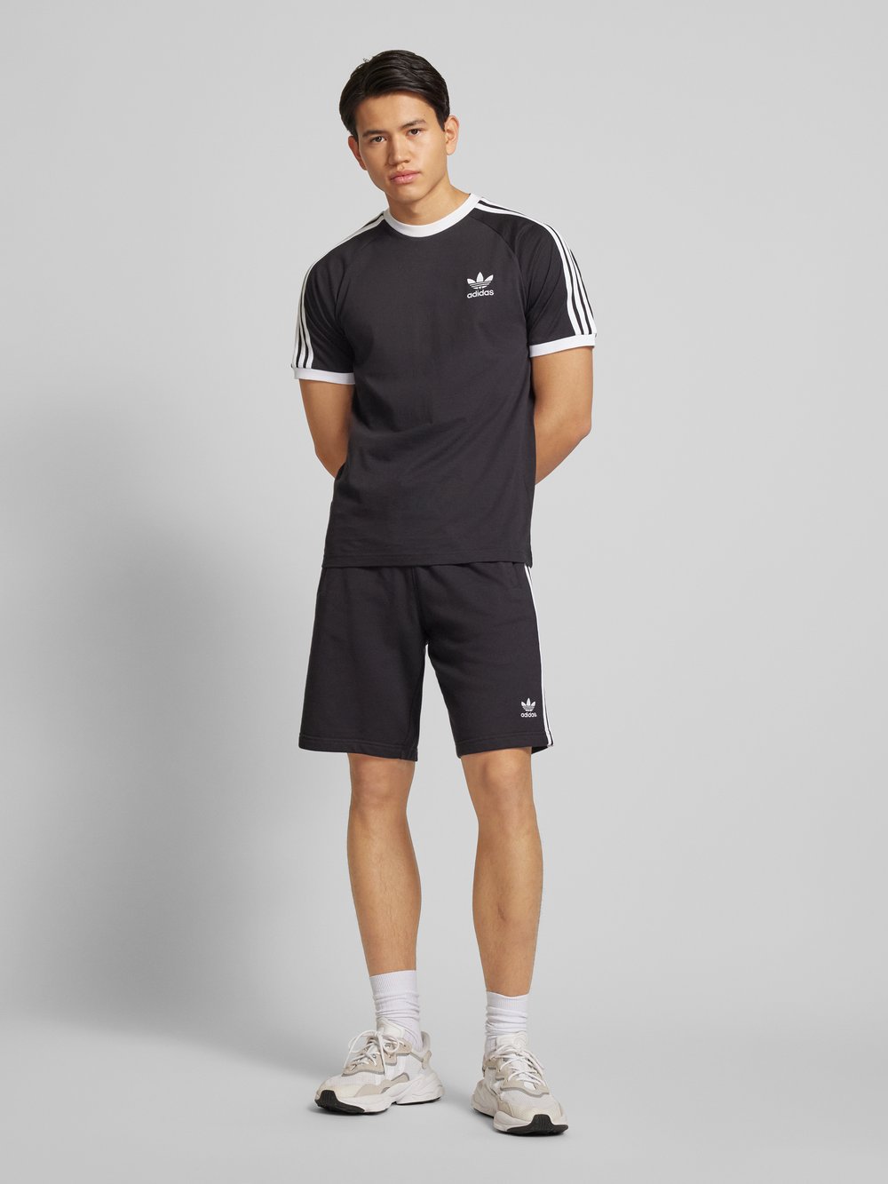 

Спортивные шорты классического кроя с этикетками adidas Originals, черный