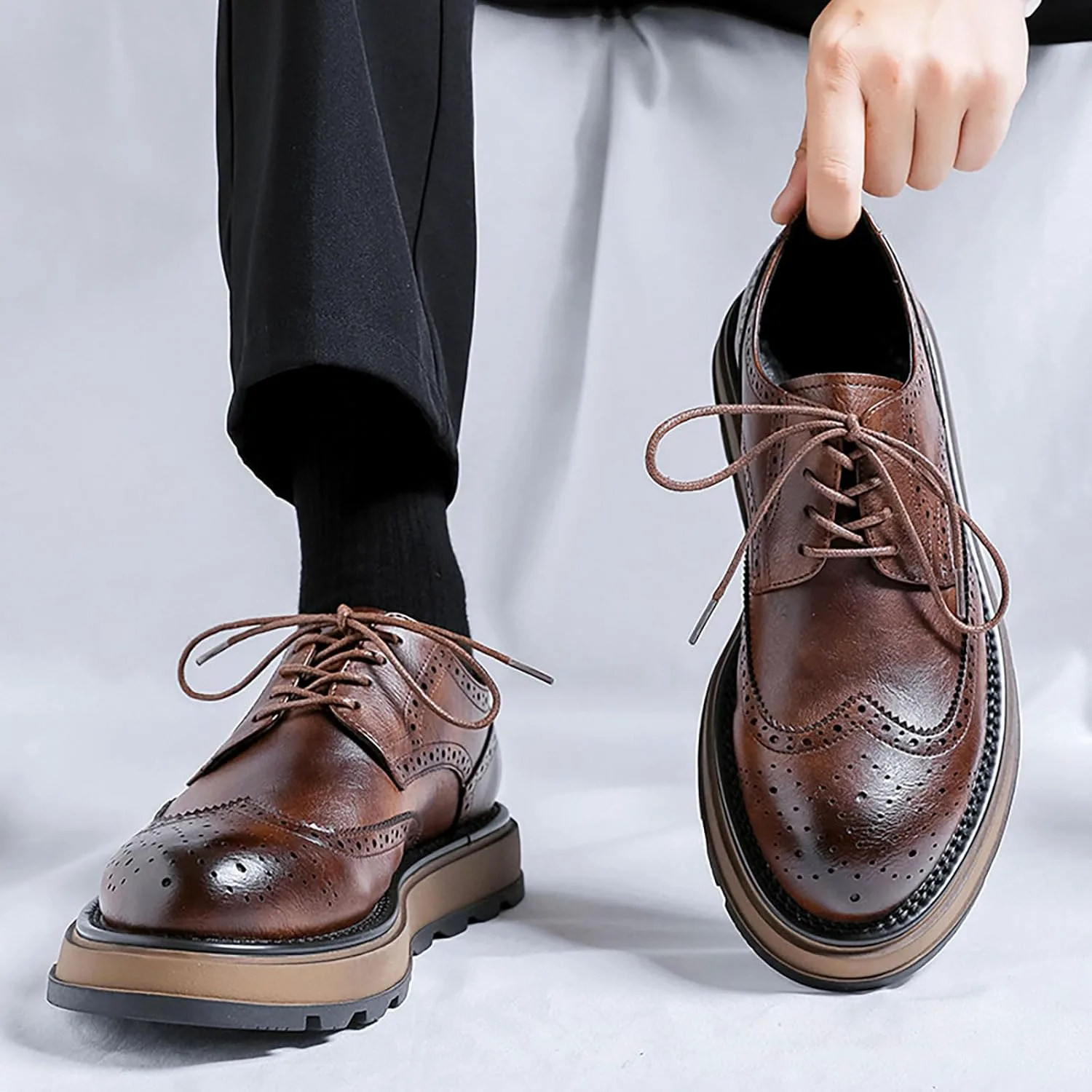 Мужские кроссовки Brogue Dress с классическим округлым носком, платформой и крыловидной отделкой, деловые оксфорды Wingtip, легкие противоскользящие повседневные деловые дерби XHOGNLS, коричневый — фото 2