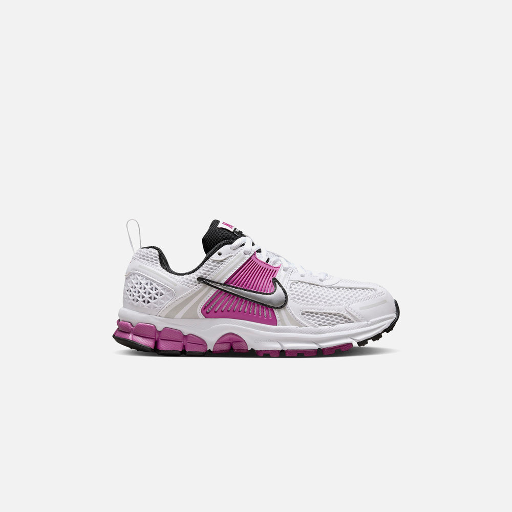 

Кроссовки Nike GS Vomero 5, цвет White/Platinum/Metallic Silver/Glacier Blue