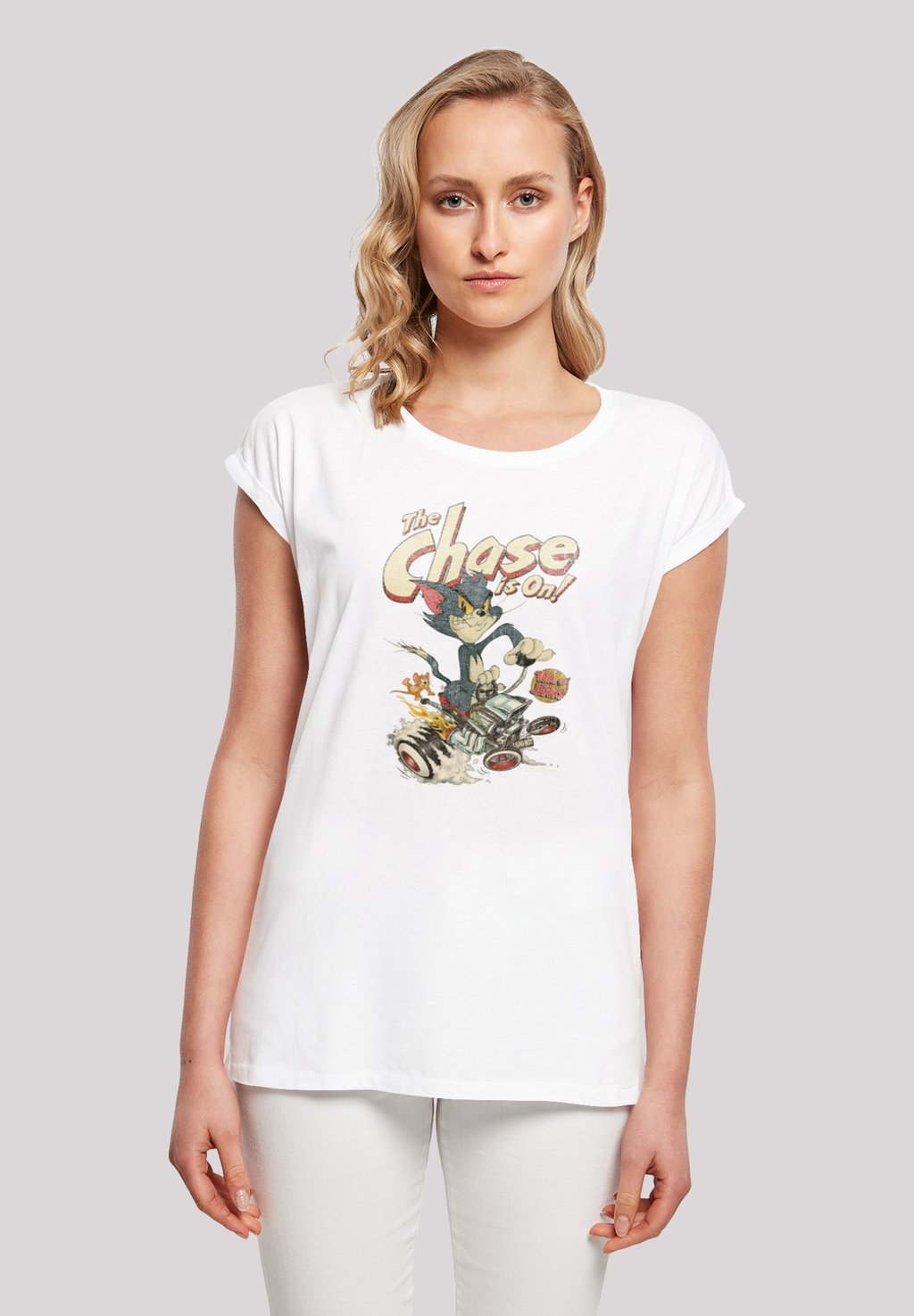 

Футболка с принтом EXTENDED SHOULDER TOM AND JERRY TV SERIE THE CHASE IS ON F4NT4STIC, белый