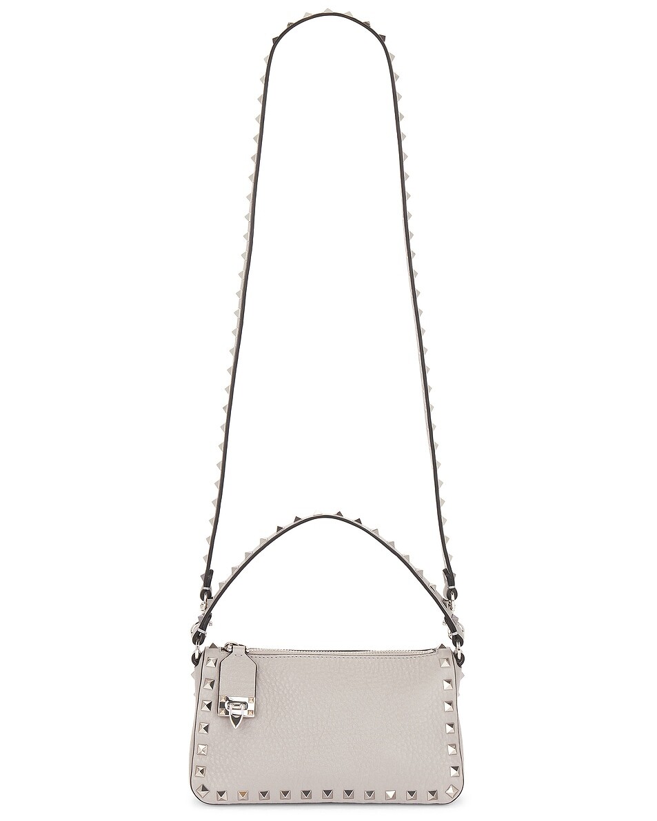 

Маленькая сумка через плечо Rockstud Valentino Garavani, цвет Dove Grey