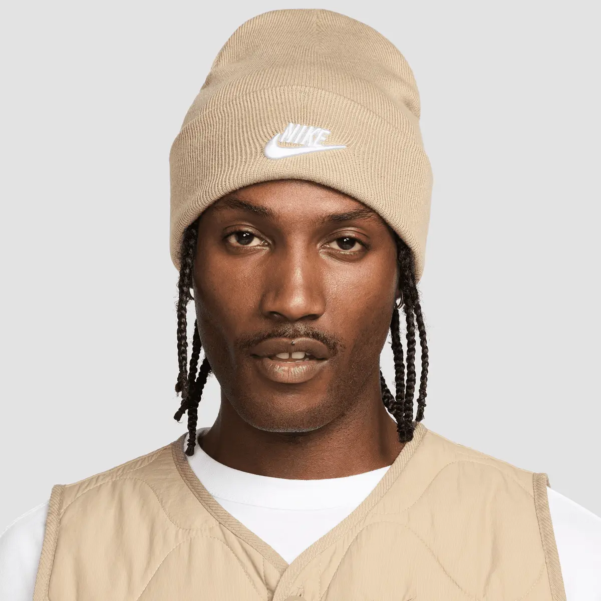 

Шапка Nike Peak Futura Beanie, бежевый/белый
