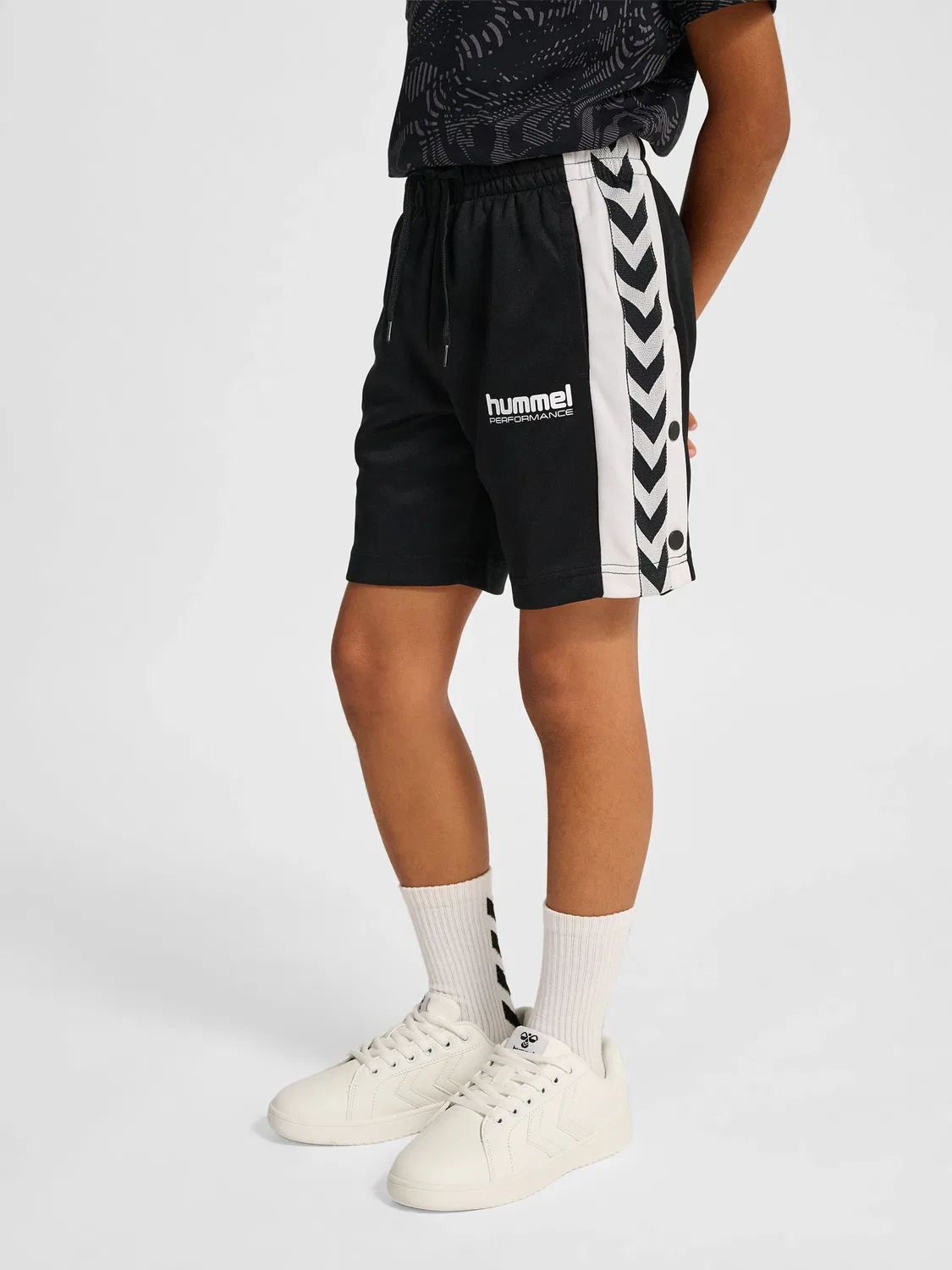 Шорты детские с шевроном Hummel, черный