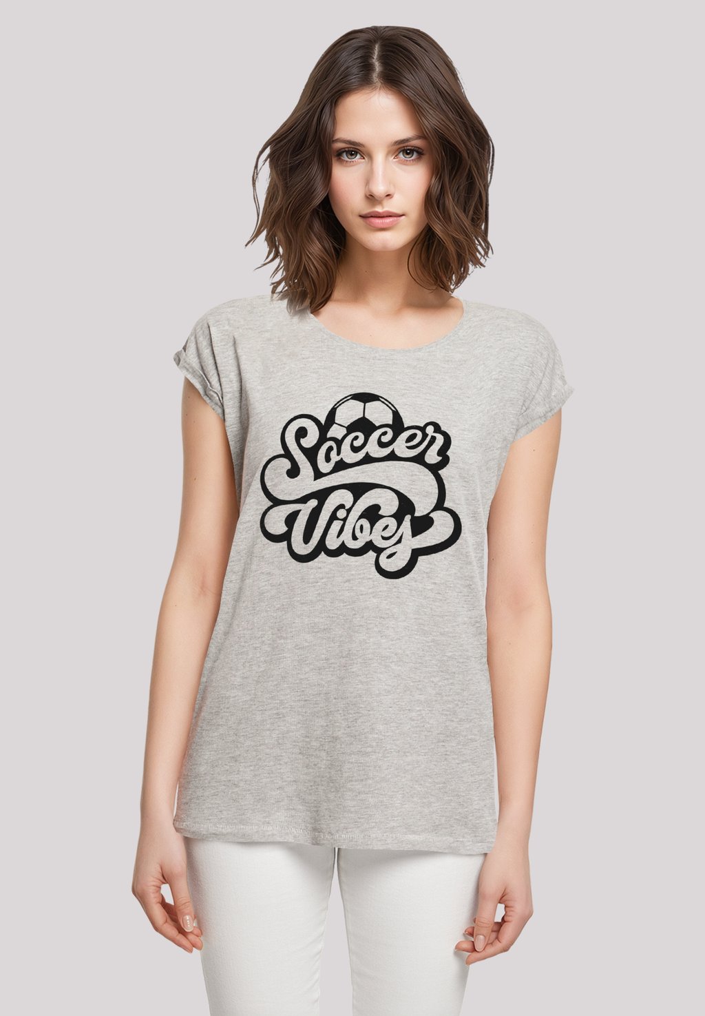 

Футболка с принтом SOCCER VIBES TYPOGRAPHY GRAPHIC F4NT4STIC, серый