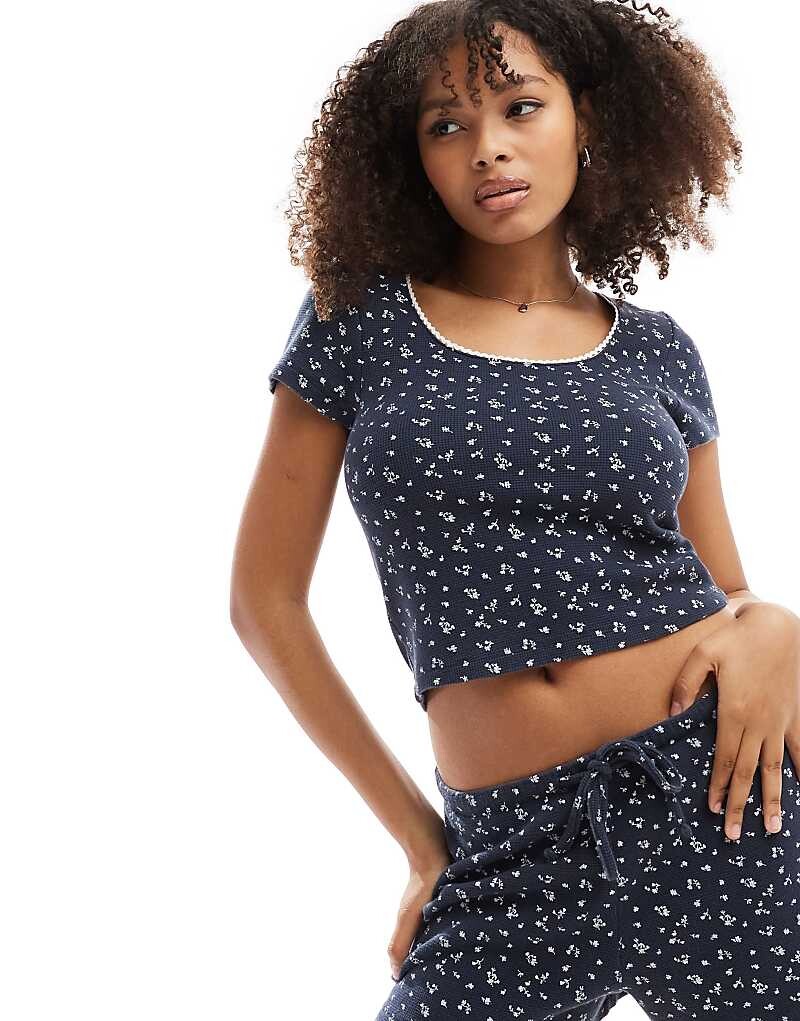 

ASOS DESIGN – Темно-синяя фактурная футболка с цветочным принтом, квадратным вырезом и короткими рукавами, однотонная